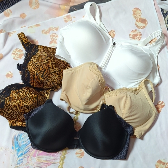 Ambrielle Black and White Bras Collection with Underwire and Full Coverage - Picture 1 of 5